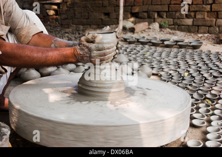 1 indische Potter Vorbereitung Töpfe Stockfoto