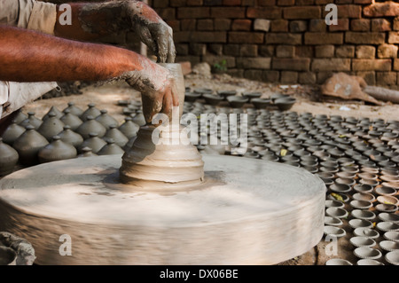 1 indische Potter Vorbereitung Töpfe Stockfoto