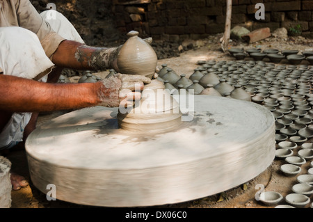 1 indische Potter Vorbereitung Töpfe Stockfoto