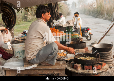 1 indische Dorfbewohner Süßigkeiten vorbereiten Stockfoto
