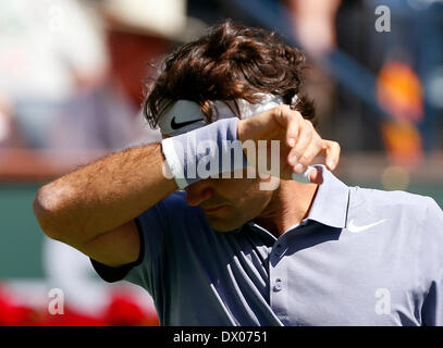 Los Angeles, Kalifornien. 15. März 2014.  Roger Federer der Schweiz in Aktion gegen Alexandr Dolgopolov der Ukraine während der BNP Paribas Open in Indian Wells Tennis Garden in Indian Wells CA. Stockfoto