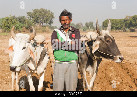 1 indische Bauern Woking in Plowed Feld Stockfoto