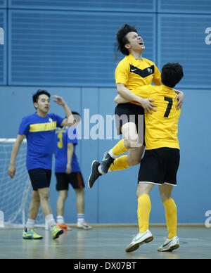 Cambridge, UK. 15. März 2014. Leung Chun ihn Ivan (oben) von der University of Sheffield Hong Kong Society(SHKS) Team feiert mit Teamkollege Choy Ho Hin Garret (1. R) während der UK chinesischen fünf-A-Side Indoor Fußball Universität WM 2014 an der Universität von Cambridge Sports Center in Cambridge, Großbritannien, am 15. März 2014. Team SHKS behauptete den Titel durch das besiegen Team chinesischer Studenten und Wissenschaftler Association in Cambridge(CSSA) mit 4: 1 im Finale. Bildnachweis: Wang Lili/Xinhua/Alamy Live-Nachrichten Stockfoto