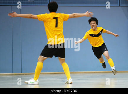 Cambridge, UK. 15. März 2014. Leung Chun him Ivan (R) von der University of Sheffield Hong Kong Gesellschaft (SHKS) Team feiert erzielte mit seinem Teamkollegen Choy Ho Hin Garret während der UK chinesischen fünf-A-Side Indoor Fußball Universität Weltmeisterschaft 2014 im Sportzentrum der Universität Cambridge in Cambridge, Großbritannien, am 15. März 2014. Team SHKS behauptete den Titel durch das besiegen Team chinesischer Studenten und Wissenschaftler Association in Cambridge(CSSA) mit 4: 1 im Finale. Bildnachweis: Wang Lili/Xinhua/Alamy Live-Nachrichten Stockfoto