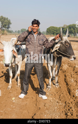 1 indische Bauern Woking in Plowed Feld Stockfoto