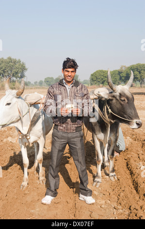 1 indische Bauern Woking in Plowed Feld Stockfoto