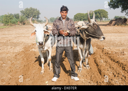 1 indische Bauern Woking in Plowed Feld Stockfoto