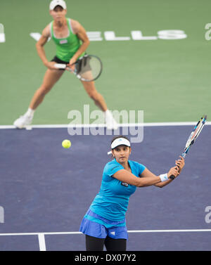 Indian Wells, Vereinigte Staaten. 15. März 2014. Sania Mirza (F) von Indien und Cara Black von Simbabwe mit Peng Shuai China konkurrieren und Hsieh Su-Wei von Chinese Taipei während der Frauen Doppel Endspiel bei der BNP Paribas Open in Indian Wells, Kalifornien, USA, am 15. März 2014. Peng Shuai und Hsieh Su-Wei gewann 2: 0 um den Titel. Bildnachweis: Yang Lei/Xinhua/Alamy Live-Nachrichten Stockfoto