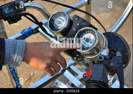 Miluo, China. 16 März 2014 (Xinhua)--Bauer Li Housheng führt die Instrumententafel auf seinem Helicopeter in Ganzhou Dorf der Baitang Township im Miluo Stadt, Zentral-China Provinz Hunan, 14. März 2014. Bauer Li Housheng, 52, hat angefangen, seine Twin-Rotor Helicopeter seit August 2013. Die Helicopeter hat einen Motor verpflanzt aus einem landwirtschaftlichen Motorrad mit Skeletten von Winkel-Eisen und Edelstahl Rohre gemacht. Jeder Rotor ist einfach eine Verschweißung vier Stahlplatten. Der Hubschrauber-Kontrollsystem einschließlich Gas, Kupplung und Joystick stammt aus einem Motorrad. Die Stockfoto