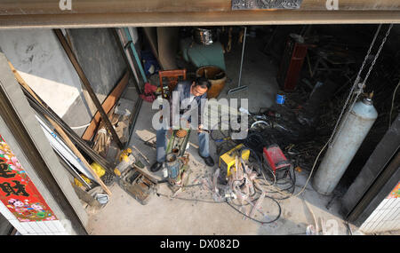 Miluo, China. 16 März 2014 (Xinhua)--Bauer Li Housheng sitzt in seinem Helicopeter in Ganzhou Dorf der Baitang Township im Miluo Stadt, Zentral-China Provinz Hunan, 14. März 2014. Bauer Li Housheng, 52, hat angefangen, seine Twin-Rotor Helicopeter seit August 2013. Die Helicopeter hat einen Motor verpflanzt aus einem landwirtschaftlichen Motorrad mit Skeletten von Winkel-Eisen und Edelstahl Rohre gemacht. Jeder Rotor ist einfach eine Verschweißung vier Stahlplatten. Der Hubschrauber-Kontrollsystem einschließlich Gas, Kupplung und Joystick stammt aus einem Motorrad. Der Hubschrauber abgeschlossen eine will Stockfoto