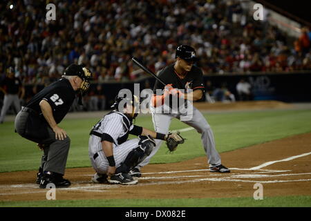 Panama City, Panama. 15. März 2014. Giancarlo Stanton (R) von der Miami Marlins schlägt den Ball während des Spiels gegen New York Yankees Stadium Rod Carew, in Panama-Stadt, Hauptstadt von Panama, am 15. März 2014. Die New York Yankees und die Miami Marlins spielen Ausstellung hier in Hommage an Panamas ehemalige Spieler Mariano Rivera. Bildnachweis: Mauricio Valenzuela/Xinhua/Alamy Live-Nachrichten Stockfoto