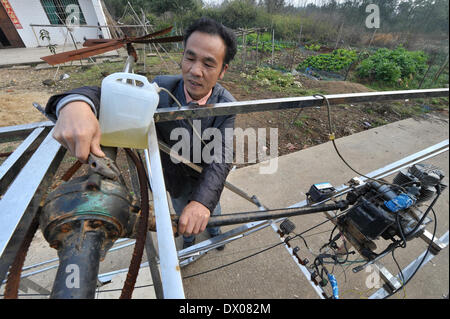 Miluo, China. 16 März 2014 (Xinhua)--Bauer Li Housheng passt Getriebewelle und Kraftstofftank für seine Helicopeter in Ganzhou Dorf der Baitang Township im Miluo Stadt, Zentral-China Provinz Hunan, 14. März 2014. Bauer Li Housheng, 52, hat angefangen, seine Twin-Rotor Helicopeter seit August 2013. Die Helicopeter hat einen Motor verpflanzt aus einem landwirtschaftlichen Motorrad mit Skeletten von Winkel-Eisen und Edelstahl Rohre gemacht. Jeder Rotor ist einfach eine Verschweißung vier Stahlplatten. Der Hubschrauber-Kontrollsystem einschließlich Gas, Kupplung und Joystick stammt aus einer motorc Stockfoto