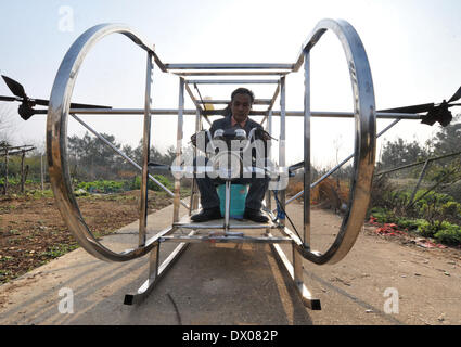 Miluo, China. 16 März 2014 (Xinhua)--Bauer Li Housheng sitzt in seinem Helicopeter in Ganzhou Dorf der Baitang Township im Miluo Stadt, Zentral-China Provinz Hunan, 14. März 2014. Bauer Li Housheng, 52, hat angefangen, seine Twin-Rotor Helicopeter seit August 2013. Die Helicopeter hat einen Motor verpflanzt aus einem landwirtschaftlichen Motorrad mit Skeletten von Winkel-Eisen und Edelstahl Rohre gemacht. Jeder Rotor ist einfach eine Verschweißung vier Stahlplatten. Der Hubschrauber-Kontrollsystem einschließlich Gas, Kupplung und Joystick stammt aus einem Motorrad. Der Hubschrauber abgeschlossen eine will Stockfoto