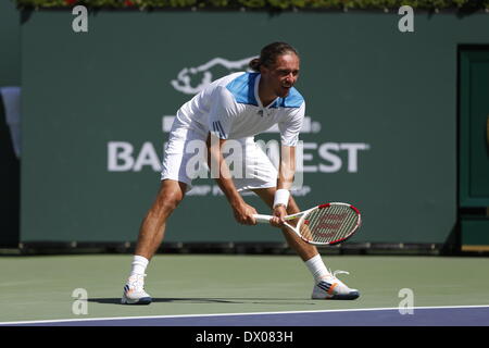 Los Angeles, Kalifornien. 15. März 2014.  Alexandr Dolgopolov der Ukraine in der Schweiz während der BNP Paribas Open in Indian Wells Tennis Garden in Indian Wells CA Aktion gegen Roger Federer. Stockfoto