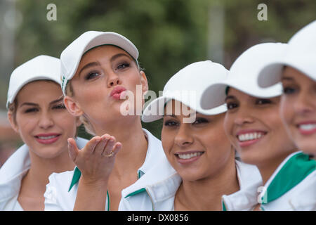 Melbourne, Victoria, Australien. 16. März 2014. 16. März 2014: Grid Girls an die 2014 Australian Formula One Grand Prix im Albert Park in Melbourne, Australien. Sydney Low/Cal Sport Media/Alamy Live-Nachrichten Stockfoto