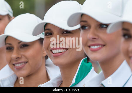 Melbourne, Victoria, Australien. 16. März 2014. 16. März 2014: Grid Girls an die 2014 Australian Formula One Grand Prix im Albert Park in Melbourne, Australien. Sydney Low/Cal Sport Media/Alamy Live-Nachrichten Stockfoto