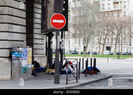 Obdachlose unter einer Brücke in Paris Frankreich eingepackt gegen die Kälte in Schlafsäcken schlafen Stockfoto