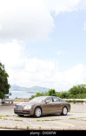 Bentley Flying Spur 2013 Modell mit goldbraune Farbe Stockfoto