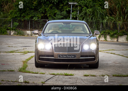 Bentley Flying Spur 2013 Modell mit goldbraune Farbe Stockfoto