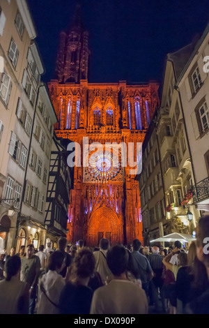 Beleuchtete Notre Dame Kathedrale in Straßburg, Frankreich Stockfoto