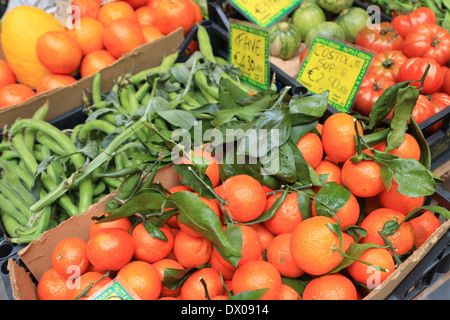 Frisches Obst und Gemüse auf den Verkauf mit Euro-Preise. Stockfoto