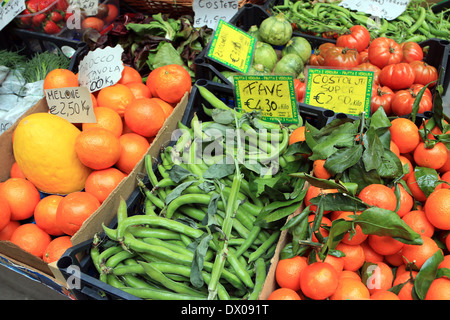 Frisches Obst und Gemüse auf den Verkauf mit Euro-Preise. Stockfoto