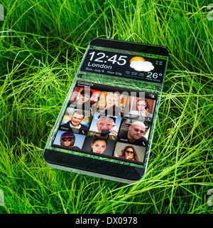 Smartphone mit transparenten Bildschirm in Menschenhand. Stockfoto