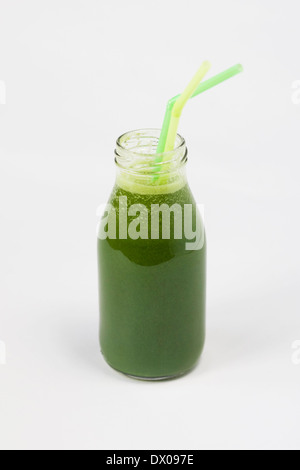 Frischer Spinat, Apfel, Sellerie, Ingwer und Limetten Saft in einer Glasflasche. Stockfoto