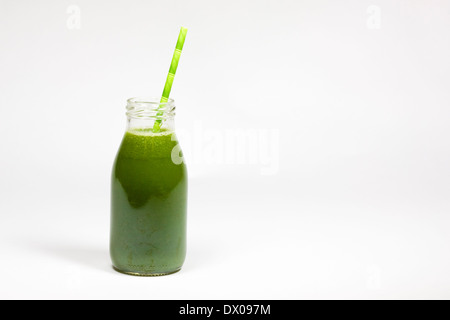 Frischer Spinat, Apfel, Sellerie, Ingwer und Limetten Saft in einer Glasflasche. Stockfoto