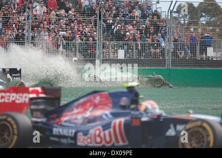 Melbourne, Victoria, Australien. 16. März 2014.  Felipe Massa (BRA) aus dem Williams Martini Racing Team und Kamui Kobayashi (JPN) aus dem Caterham F1 Team kollidieren in Kurve eins an die 2014 Australian Formula One Grand Prix im Albert Park in Melbourne, Australien. Sydney Low/Cal Sport Media/Alamy Live-Nachrichten Stockfoto