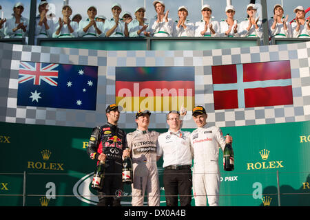 Melbourne, Victoria, Australien. 16. März 2014.  Daniel Ricciardo (AUS) aus dem Infiniti Red Bull Racing Team, feiern Nico Rosberg (DEU) aus dem Mercedes AMG Petronas F1 Team und Kevin Magnussen (DEN) aus dem McLaren-Mercedes Team nach dem kommenden 2., 1. und 3. beziehungsweise auf die 2014 Australian Formula One Grand Prix im Albert Park in Melbourne, Australien. Sydney Low/Cal Sport Media/Alamy Live-Nachrichten Stockfoto