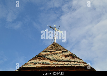 Wetterfahne in Eiche Holz Schindeldach. Stockfoto