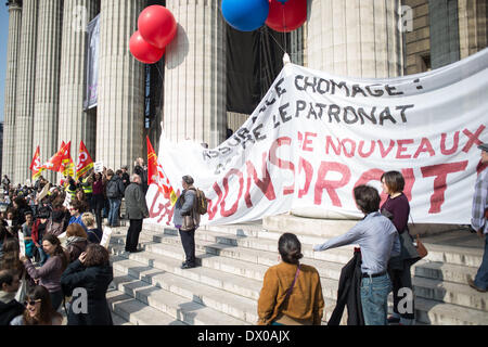 Paris, Frankreich. 13. März 2014. Versammlung der Unterhaltungsindustrie Arbeiter gegen Reformen MEDEF über den Status der Unterhaltung, in Paris, am 13. März 2014. Etwa 100 Menschen versammelten sich heute statt der Madeleine-Platz. Sie nehmen derzeit die Räumlichkeiten des Rechnungshofs. (Foto von Michael Bunel/NurPhoto) © Michael Bunel/NurPhoto/ZUMAPRESS.com/Alamy Live-Nachrichten Stockfoto