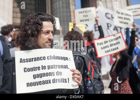 Paris, Frankreich. 13. März 2014. Versammlung der Unterhaltungsindustrie Arbeiter gegen Reformen MEDEF über den Status der Unterhaltung, in Paris, am 13. März 2014. Etwa 100 Menschen versammelten sich heute statt der Madeleine-Platz. Sie nehmen derzeit die Räumlichkeiten des Rechnungshofs. (Foto von Michael Bunel/NurPhoto) © Michael Bunel/NurPhoto/ZUMAPRESS.com/Alamy Live-Nachrichten Stockfoto