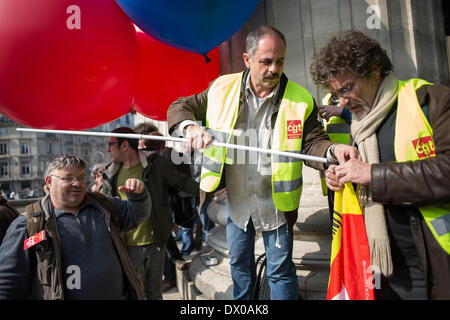 Paris, Frankreich. 13. März 2014. Versammlung der Unterhaltungsindustrie Arbeiter gegen Reformen MEDEF über den Status der Unterhaltung, in Paris, am 13. März 2014. Etwa 100 Menschen versammelten sich heute statt der Madeleine-Platz. Sie nehmen derzeit die Räumlichkeiten des Rechnungshofs. (Foto von Michael Bunel/NurPhoto) © Michael Bunel/NurPhoto/ZUMAPRESS.com/Alamy Live-Nachrichten Stockfoto