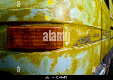 Detail der verlassenen Rusty Mercedes Van - Made In Germany. Stockfoto