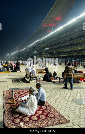 Zuschauer und Tribüne am Pferd Rennen treffen auf Al Meydan Racecourse in der Nacht in Dubai Vereinigte Arabische Emirate Stockfoto