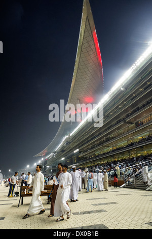 Zuschauer und Tribüne am Pferd Rennen treffen auf Al Meydan Racecourse in der Nacht in Dubai Vereinigte Arabische Emirate Stockfoto