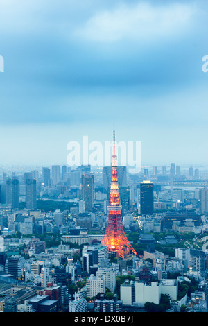 Blick auf die Skyline von Tokyo und der Fernsehturm in Japan Stockfoto