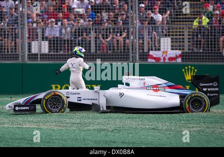 Melbourne, Australien. 16. März 2014. Williams Formel 1-Fahrer Felipe Massa Brasilien steigt aus dem Auto nach einem Unfall mit Caterham Fahrer Kamui Kobayashi aus Japan in der ersten Runde der Australian Formula One Grand Prix auf dem Albert Park Circuit in Melbourne, Australien, 16. März 2014. Bildnachweis: Bai Xue/Xinhua/Alamy Live-Nachrichten Stockfoto