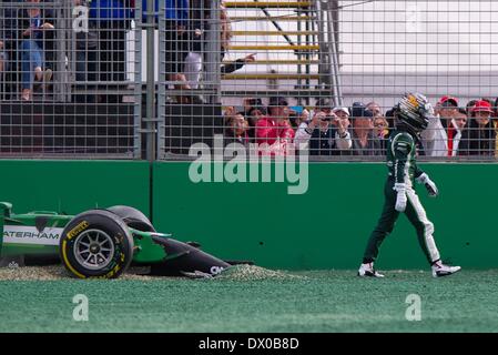 Melbourne, Australien. 16. März 2014. Caterham-Formel 1-Fahrer Kamui Kobayashi aus Japan steigt aus dem Auto nach einem Unfall mit Williams-Pilot Felipe Massa von Brasilien in der ersten Runde der Australian Formula One Grand Prix auf dem Albert Park Circuit in Melbourne, Australien, 16. März 2014. Bildnachweis: Bai Xue/Xinhua/Alamy Live-Nachrichten Stockfoto
