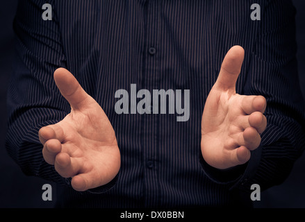 Mann während einer Rede Gestikulieren oder etwas zeigen Stockfoto