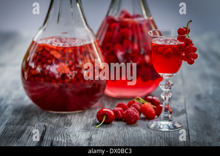 Likör von Waldbeeren Stockfoto