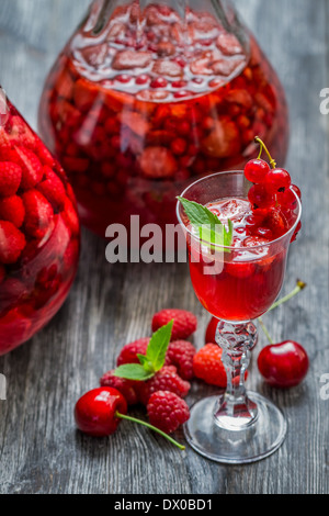 Likör von Waldbeeren und Minze Stockfoto