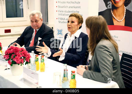 ehemalige Königin und verbannte Kaiserin des Iran Farah Diba-Pahlawi auf dem Campus Symposium. Iserlohn, Deutschland Stockfoto