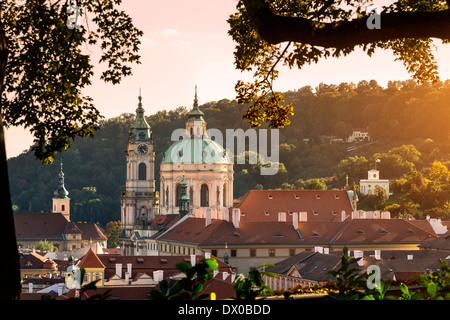 Kuppel und Glockenturm Turm der Sankt-Nikolaus Kirche, Prag, Tschechische Republik. Stockfoto