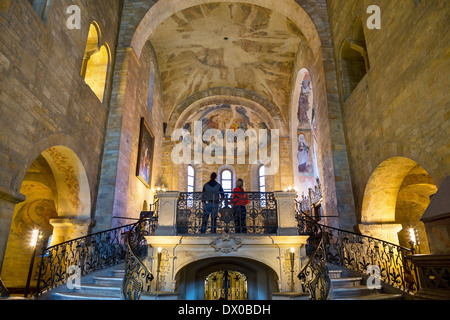 Innenraum der romanischen Basilika von St. Georg, Prager Burg Hradschin Stockfoto