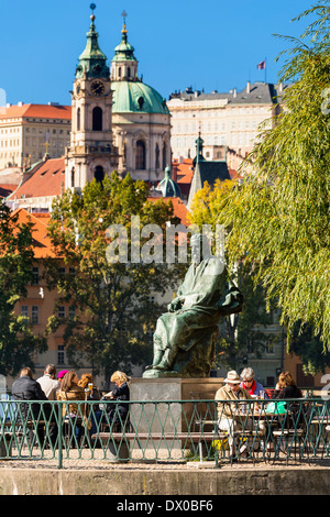 Menschen in einem Café am Smetana-Denkmal, Prag, Stockfoto