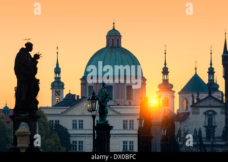 Prag, Karlsbrücke und Türme der Altstadt bei Sonnenaufgang Stockfoto