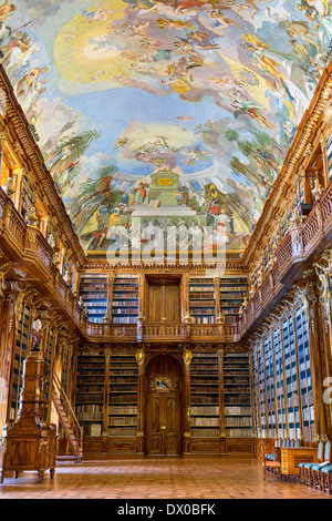 das Innere der Bibliothek in das Kloster Strahov, theologische Zimmer Stockfoto